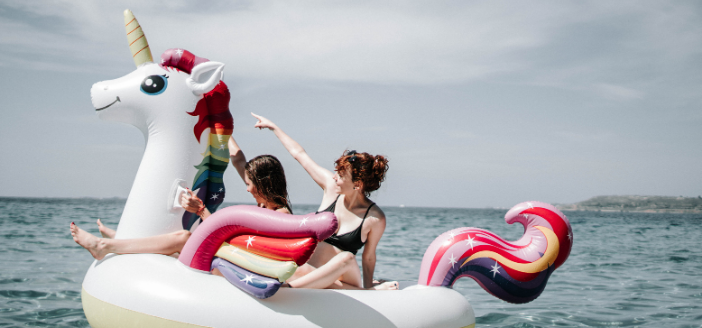 Die Freizeit nehm ich mir - 2 Frauen auf einem aufblasbaren Einhorn im Meer